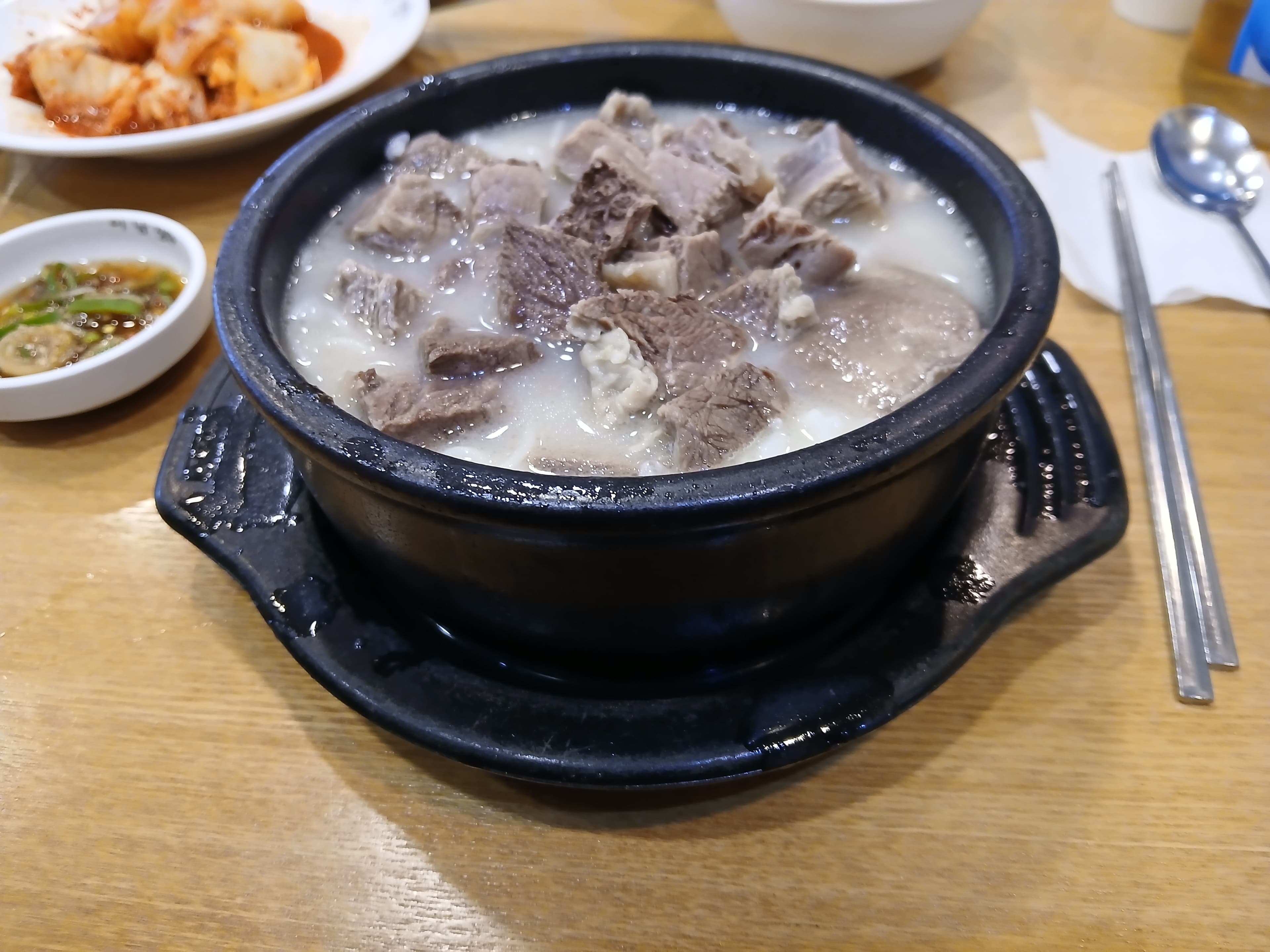 Source photograph of Seolleongtang